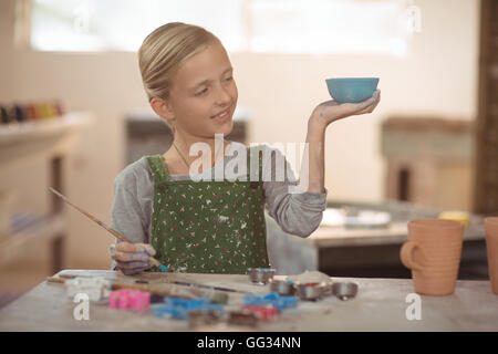 Lächelndes Mädchen Blick auf Schale Stockfoto