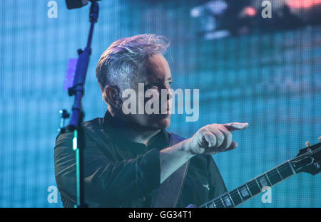 Bernard Sumner von New Order als Headliner am letzten Tag auf der Bühne der Obelisk auf dem 2016 Latitude Festival in Southwold, Suffolk Stockfoto