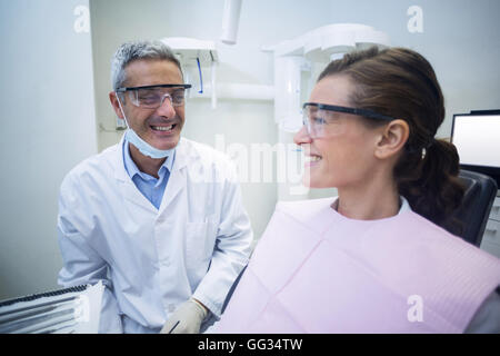 Zahnarzt, die Interaktion mit Patienten Stockfoto