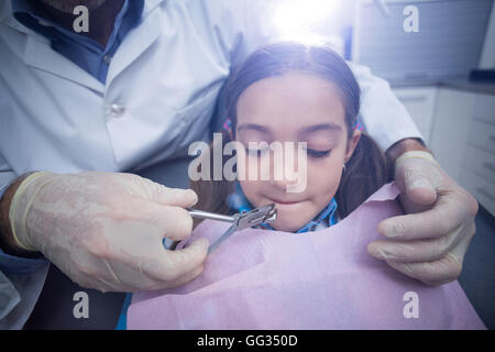 Zahnarzt, einem jungen Patienten mit Werkzeugen Stockfoto