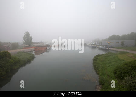 Nebel auf dem Canal de Bourgogne, Saint-Jean-de-Losne, Frankreich Stockfoto