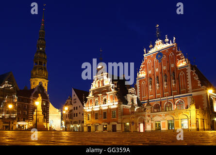 Mitesser House und St.-Petri Kirche auf dem Rathausplatz, Riga, Lettland Stockfoto