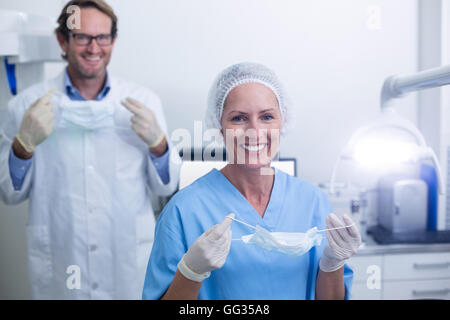 Porträt von Zahnarzt und Zahnarzthelferin Mundschutz tragen Stockfoto