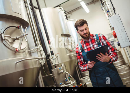 Hersteller halten Schreibblock in Brauerei Stockfoto