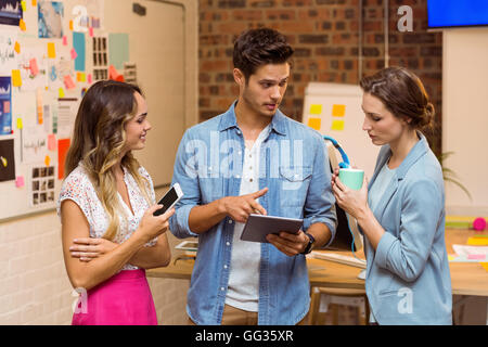 Business-Leute diskutieren über digital-Tablette Stockfoto