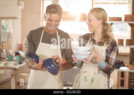 Lächelnde Töpfer Töpfe überprüfen Stockfoto