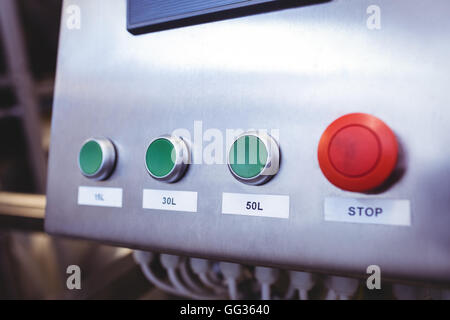 Stop-Taster bei Maschinen in der Brauerei Stockfoto