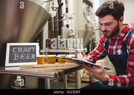 Hersteller schreiben auf Schreibblock in Brauerei Stockfoto