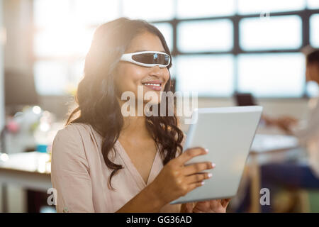 Weibliche Grafikdesigner in virtual-Reality video Glas mit digital-Tablette Stockfoto