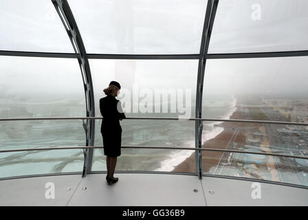 British Airways Global Ambassador Tina Burton schaut aus dem neuen British Airways i360 in Brighton, Sussex, Da der 'vertikale Pier am Himmel' den Touristen einen neuen Blick auf die historische Strandpromenade von Brighton bieten soll, wo vor 150 Jahren eine der berühmtesten Sehenswürdigkeiten erbaut wurde. Stockfoto