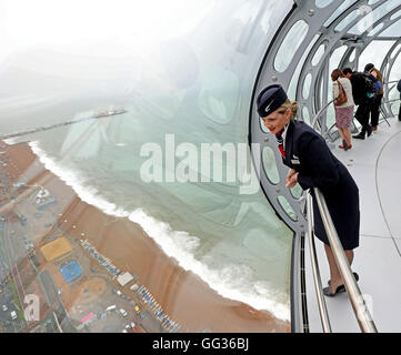 British Airways Global Ambassador Tina Burton sieht aus der neuen British Airways i360 in Brighton, Sussex, wie Òvertical Pier in der SkyÓ festgelegt ist, den Touristen eine neue Sicht der BrightonÕs historischen Strandpromenade auf der Website geben wo eine der berühmtesten Attraktionen vor 150 Jahren gebaut wurde. Stockfoto