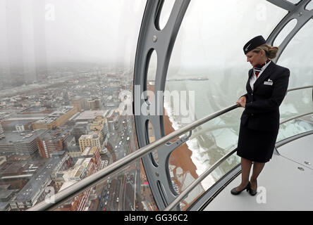 British Airways Global Ambassador Tina Burton schaut aus der neuen British Airways i360 in Brighton, Sussex, als die Ã "vertikale Pier in der SkyÃ" soll den Touristen eine neue Sicht der BrightonÃ•s historischen Strandpromenade auf der Website geben wo eine der berühmtesten Attraktionen vor 150 Jahren gebaut wurde. Stockfoto