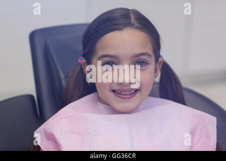 Lächelnde junge Patienten auf Zahnärzte Stuhl sitzend Stockfoto