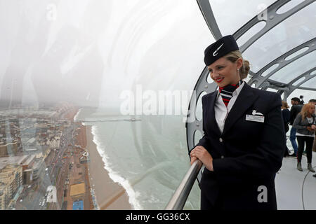 British Airways Global Ambassador Tina Burton schaut aus der neuen British Airways i360 in Brighton, Sussex, als die Ã "vertikale Pier in der SkyÃ" soll den Touristen eine neue Sicht der BrightonÃ•s historischen Strandpromenade auf der Website geben wo eine der berühmtesten Attraktionen vor 150 Jahren gebaut wurde. Stockfoto