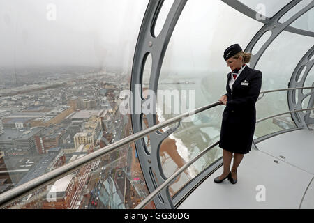 British Airways Global Ambassador Tina Burton schaut aus der neuen British Airways i360 in Brighton, Sussex, als die Ã "vertikale Pier in der SkyÃ" soll den Touristen eine neue Sicht der BrightonÃ•s historischen Strandpromenade auf der Website geben wo eine der berühmtesten Attraktionen vor 150 Jahren gebaut wurde. Stockfoto