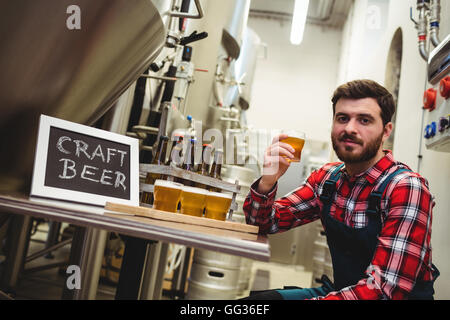 Hersteller hält Bierglas Brauerei Stockfoto