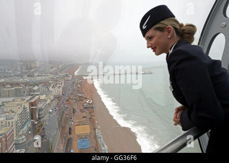 British Airways Global Ambassador Tina Burton schaut aus der neuen British Airways i360 in Brighton, Sussex, als die Ã "vertikale Pier in der SkyÃ" soll den Touristen eine neue Sicht der BrightonÃ•s historischen Strandpromenade auf der Website geben wo eine der berühmtesten Attraktionen vor 150 Jahren gebaut wurde. Stockfoto