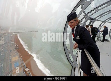 British Airways Global Ambassador Tina Burton schaut aus der neuen British Airways i360 in Brighton, Sussex, als die Ã "vertikale Pier in der SkyÃ" soll den Touristen eine neue Sicht der BrightonÃ•s historischen Strandpromenade auf der Website geben wo eine der berühmtesten Attraktionen vor 150 Jahren gebaut wurde. Stockfoto