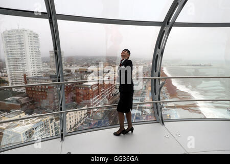 British Airways Global Ambassador Tina Burton sieht aus dem neuen British Airways i360 in Brighton, Sussex, als die &ograve;vertikale Pier in den Himmel & oacute; Es bietet Touristen einen neuen Blick auf die historische Strandpromenade von Brighton, an der Stelle, an der vor 150 Jahren eine der berühmtesten Sehenswürdigkeiten erbaut wurde. Stockfoto