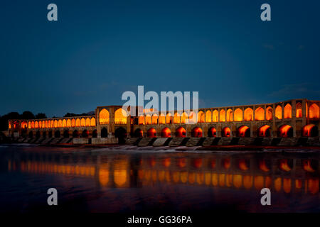 Khaju-Brücke in der Nacht in der Provinz Isfahan, der Iran. Stockfoto