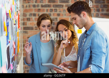 Unternehmensleiter diskutieren über digital-Tablette in der Nähe von whiteboard Stockfoto