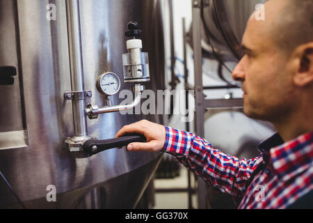 Hersteller, die Anpassung des Manometers in Brauerei Stockfoto