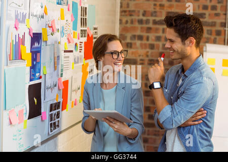 Unternehmensleiter diskutieren über digital-Tablette in der Nähe von whiteboard Stockfoto