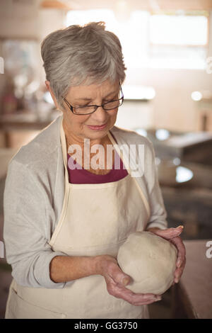 Nahaufnahme von weiblichen Potter molding clay Stockfoto