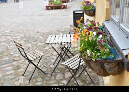 Viele der typischen Sommerblumen in einem Korb unter dem Fenster Bild aus Schweden. Stockfoto
