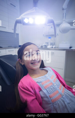 Lächelnde junge Patienten auf Zahnärzte Stuhl sitzend Stockfoto