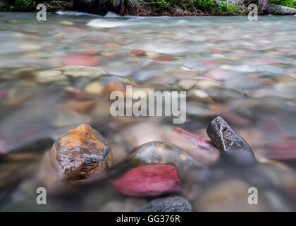 Wasser rauscht vorbei an exponierten Felsen in Mountain Creek in Montana Stockfoto