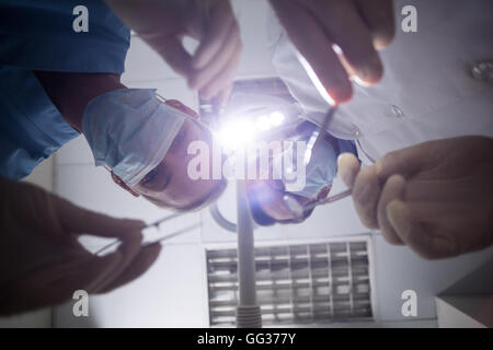 Zahnarzt in OP-Maske hält Dentalwerkzeuge Stockfoto