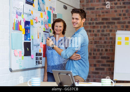 Geschäftsleuten stehen in der Nähe von whiteboard Stockfoto