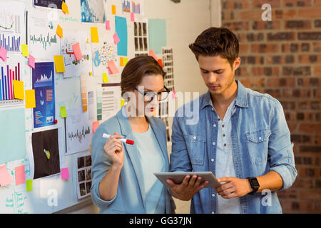 Unternehmensleiter diskutieren über digital-Tablette Stockfoto