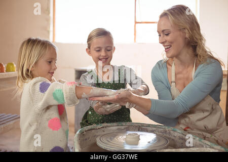 Frau, die Spaß mit Mädchen beim Töpfern Stockfoto