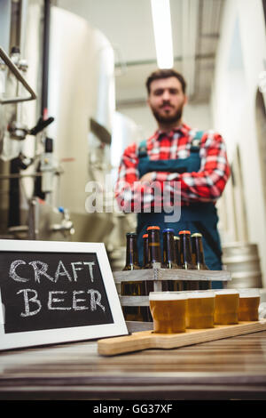 Biergläser und Schild mit Hersteller Stockfoto