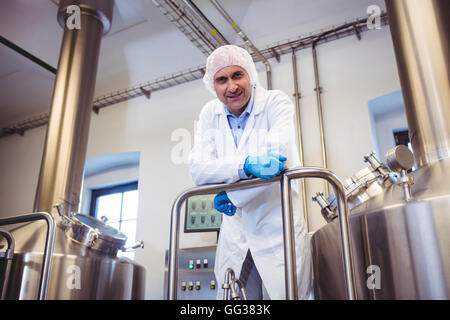 Hersteller, stützte sich auf Rohr in der Brauerei Stockfoto