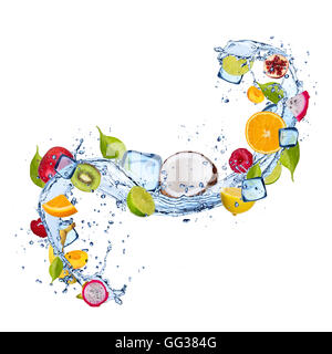 Mischung aus Obst im Wasser Spritzen und Eiswürfeln, isoliert auf weißem Hintergrund Stockfoto