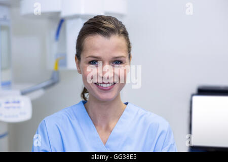 Porträt von Zahnarzthelferin stehend in Zahnklinik Stockfoto