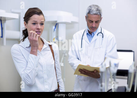 Frau leidet Zahnschmerzen Stockfoto