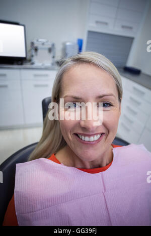 Patientin sitzt auf dem Zahnarztstuhl Stockfoto