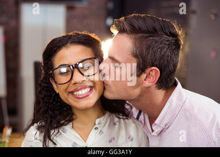 Mann, die Frau auf Wange küssen Stockfoto