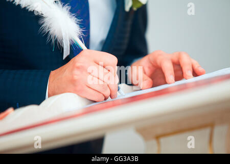 Hochzeits-Zeremonie. Hochzeitspaar verlassen ihre Unterschriften. Stockfoto