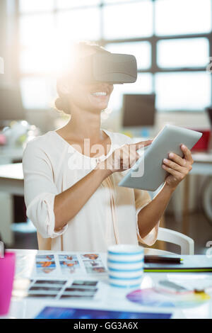 Weibliche Grafikdesigner in virtual-Reality-Kopfhörer mit digital-Tablette Stockfoto