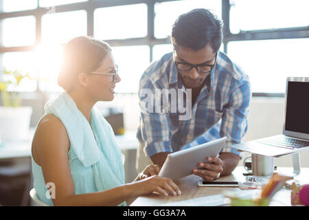 Unternehmensleiter diskutieren über digital-Tablette Stockfoto