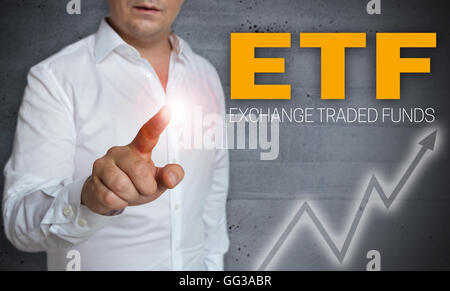 ETF-Touchscreen wird von Menschen betrieben. Stockfoto