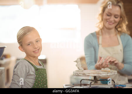 Weibliche Potter und Mädchen arbeiten in Werkstatt Stockfoto