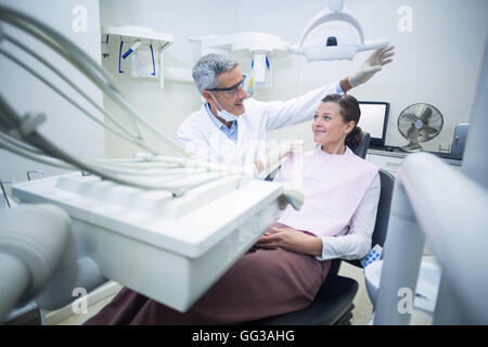 Lächelnde Zahnarzt im Gespräch mit Patienten Stockfoto