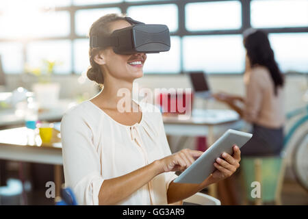 Weibliche Grafikdesigner in virtual-Reality-Kopfhörer mit digital-Tablette Stockfoto