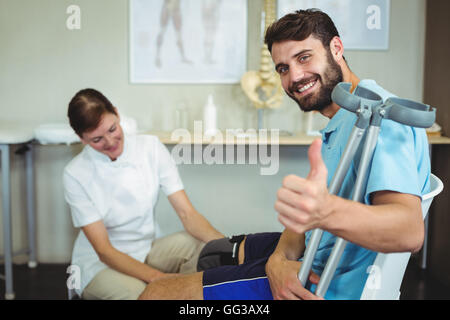 Physiotherapeuten untersuchen Patienten Knie Stockfoto